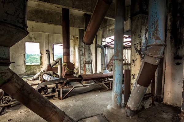 Velho elevador de silo abandonado com equipamento enferrujado deixado em Eshera , — Fotografia de Stock