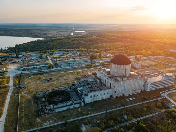 Central nuclear abandonada y arruinada para suministro de calor en Voro — Foto de Stock