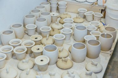 Çömlekçilik atölyesi. Kalıplama sonrası pişmemiş çanak çömlek kurutma 