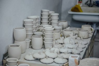 Çömlekçilik atölyesi. Kalıplama sonrası pişmemiş çanak çömlek kurutma 