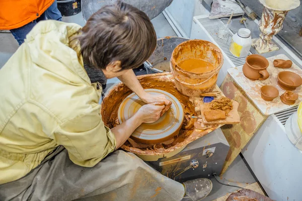 Potter trabalha com argila na roda do oleiro — Fotografia de Stock