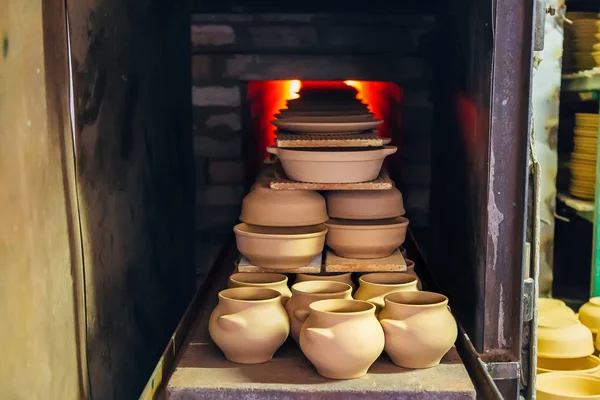 在烤箱中烧制陶器 — 图库照片