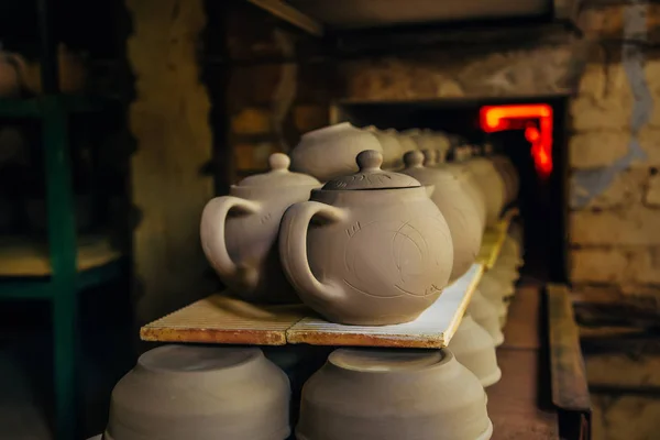 在烤箱中烧制陶器 — 图库照片