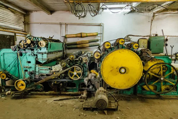Oude wol verwerkingsmachine. Kaarden van wolmateriaal — Stockfoto