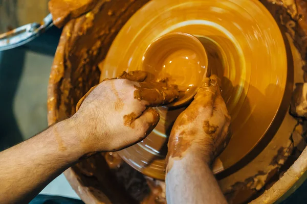 Potter trabalha com argila na roda do oleiro — Fotografia de Stock