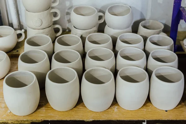Oficina de cerâmica. Secagem de cerâmica não cozida após a moldagem — Fotografia de Stock