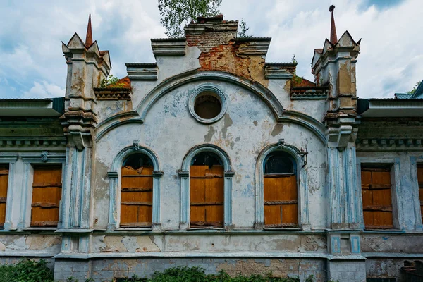 Vecchia villa abbandonata nel villaggio di Turmasovo, regione di Tambov — Foto Stock