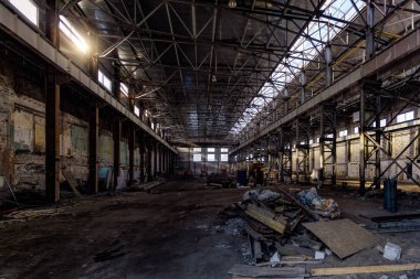 Terk edilmiş büyük sanayi salonu çöple. Voronej ekskavatör