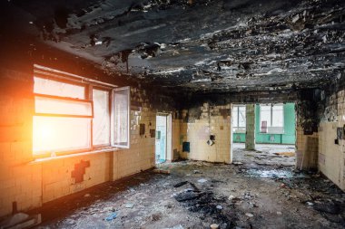 Endüstriyel veya konut inşa yangın dan sonra yanmış iç