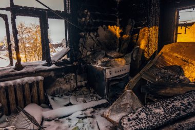 Yanmış ev iç. Yanmış mutfak, sobay ve furni kalıntıları