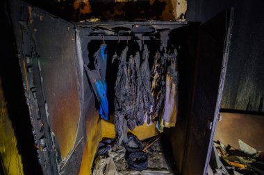 Yanmış apartman ın içi. Giysileri ile yanmış gardırop 