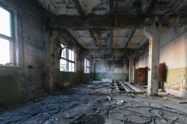 Terk edilmiş büyük sanayi salonu çöple. Voronej ekskavatör