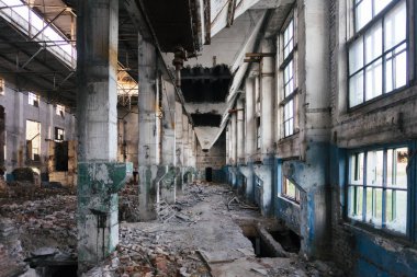 Terk edilmiş paslı harap sanayi salonu yıkım bekliyor. 