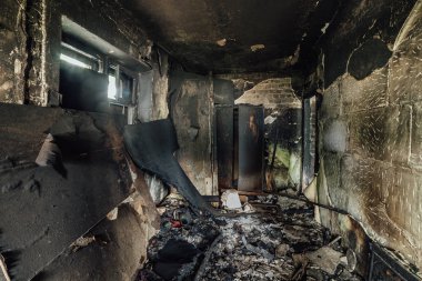 Yanmış apartman ın içi. Yanmış mobilya ve yanmış wal