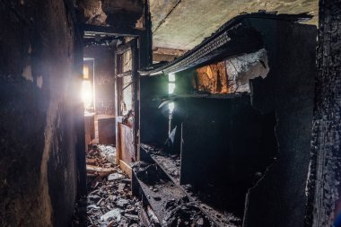 Apartmanın iç mekanlarında yanmış oda. Yanmış mobilya ve ch