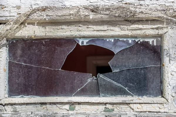 Złamane szkło małego okna — Zdjęcie stockowe