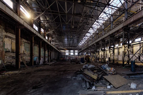 Övergiven stor Industrihall med sopor. Voronezh grävmaskin — Stockfoto