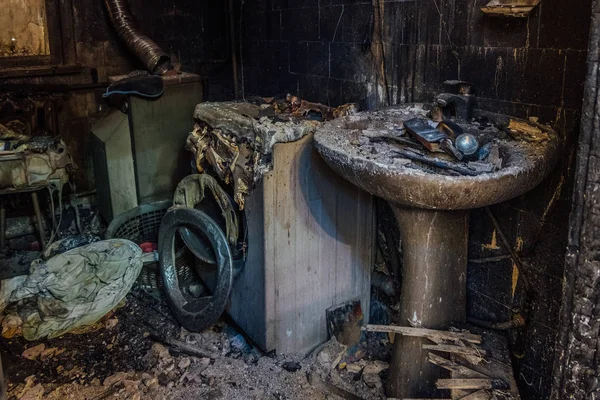 Burnt house interior. Burned burnt bathroom, Fused remains of fu — Stock Photo, Image