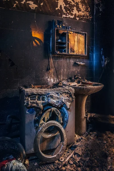 Spálený vnitřek domu. Spálená koupelna, tavené zbytky Fu — Stock fotografie