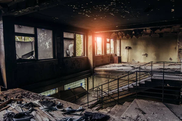 Intérieurs brûlés après un incendie dans un immeuble industriel ou de bureaux. Wa ! — Photo