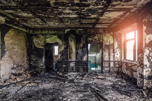 Intérieurs brûlés après incendie de bâtiments industriels ou résidentiels — Photo