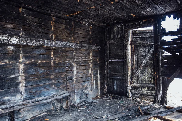 Komplett ausgebranntes Holzhaus. Brandfolgen — Stockfoto