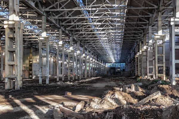 Abandonado grande salão industrial com lixo. Escavadora de Voronezh — Fotografia de Stock