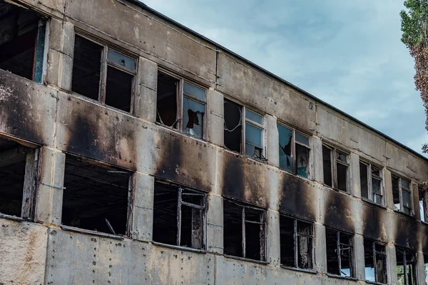 Brandfolgen. Industrie- oder Bürogebäude abgebrannt. pleite — Stockfoto