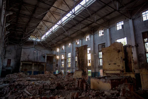 Terk edilmiş paslı harap sanayi salonu yıkım bekliyor. — Stok fotoğraf