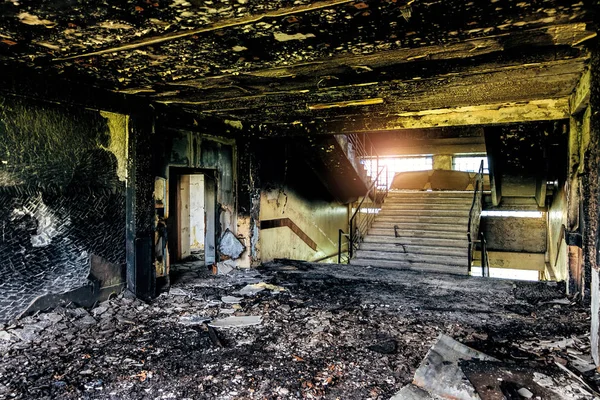 Burned interiors after fire in industrial or office building. Wa — Stock Photo, Image