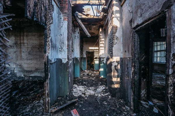 Gruseliger Gang eines abgebrannten, verlassenen Gebäudes. zerstörte Decke und — Stockfoto