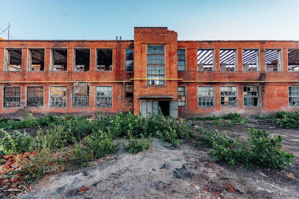 Разрушенное промышленное здание из красного кирпича
