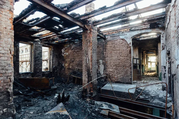 Verbrannte Innenräume nach Brand in Industrie- oder Bürogebäude. bu — Stockfoto