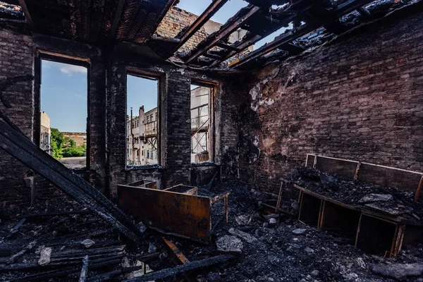 Interiores quemados después de un incendio en un edificio industrial o de oficinas. Bu. —  Fotos de Stock