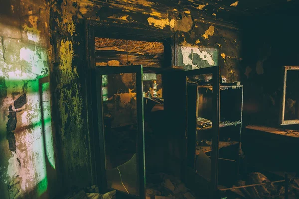 Dunkles und gruseliges Interieur eines verlassenen abgebrannten Hauses — Stockfoto