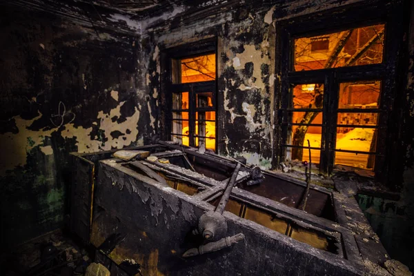 Interior do quarto queimado em casa de apartamento. Móveis queimados e ch — Fotografia de Stock