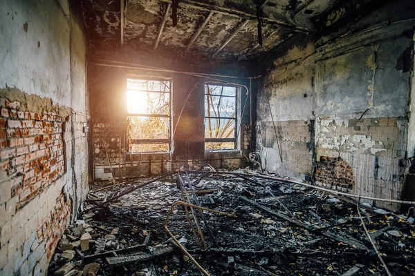 Спалені інтер'єри промислового залу після пожежі на заводі — стокове фото