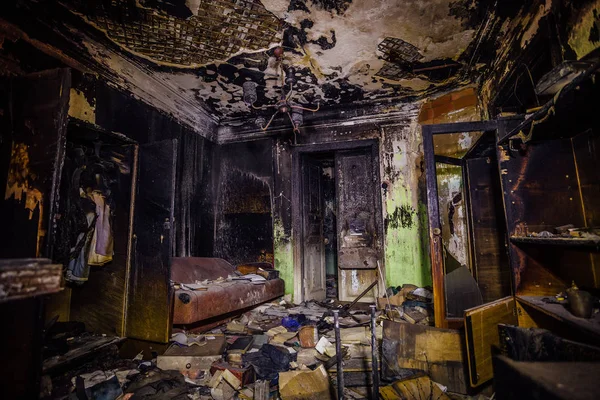 Burnt mansion. Burned furniture, door, charred walls and ceiling — Stock Photo, Image