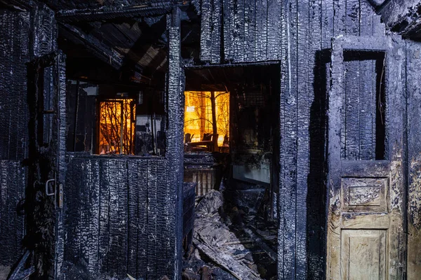 Burnt house. Burned furniture, door, charred walls and ceiling — Stock Photo, Image