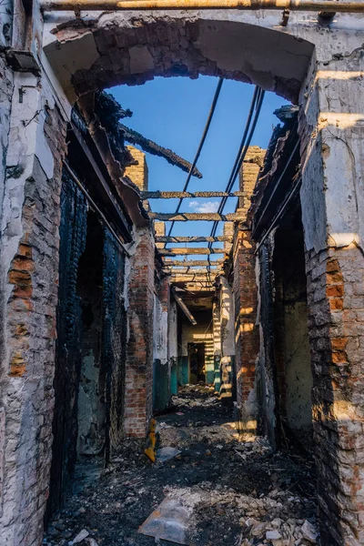 Gevolgen van brand. Verbrande corridor van het gebouw. Vernietigd dak — Stockfoto