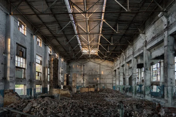 Verlassene große Industriehalle mit Müll. Woronesch-Bagger — Stockfoto