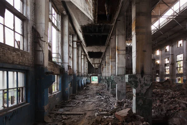 Opuštěná rozlehlá průmyslová hala s odpadky. Voronezský rýč — Stock fotografie