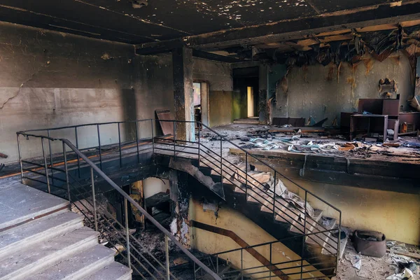 Interiores quemados después de un incendio en un edificio industrial o de oficinas. Wa — Foto de Stock