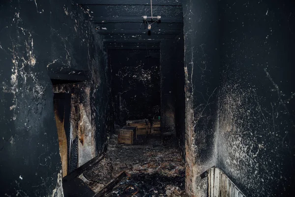 Habitación quemada interior en casa de apartamentos. Muebles quemados y ch — Foto de Stock