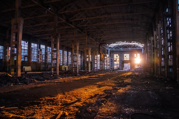 Lumière du soleil couchant dans le grand bâtiment industriel abandonné de Vor — Photo