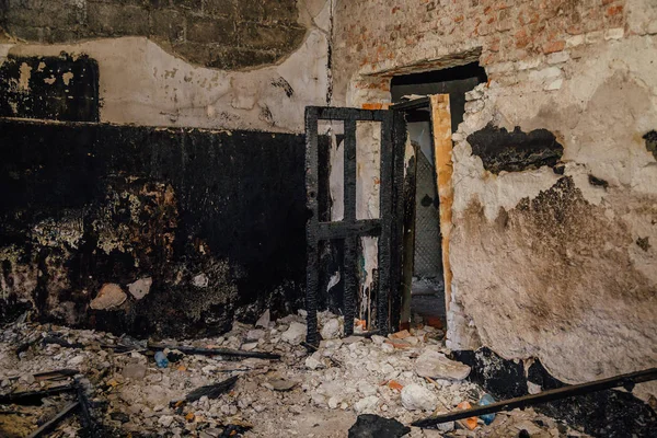 Burned room interior in apartment house. Burned door and charred — Stock Photo, Image