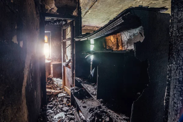 Burned room interior in apartment house. Burned furniture and ch — Stock Photo, Image