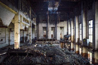 İçeride yanmış harap fabrika
