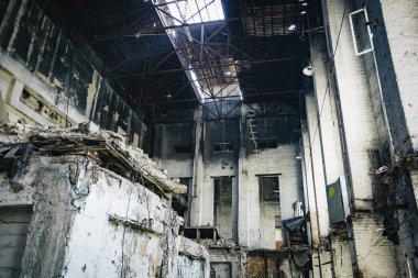 İçeride yanmış sanayi binası