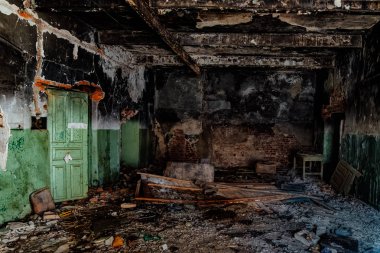 Sanayi veya ofis binasında yangın sonrası yanmış iç mekanlar